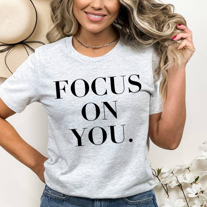 T-shirt con grafica motivazionale Focus On You per la vendita all'ingrosso da parte di FAMS design