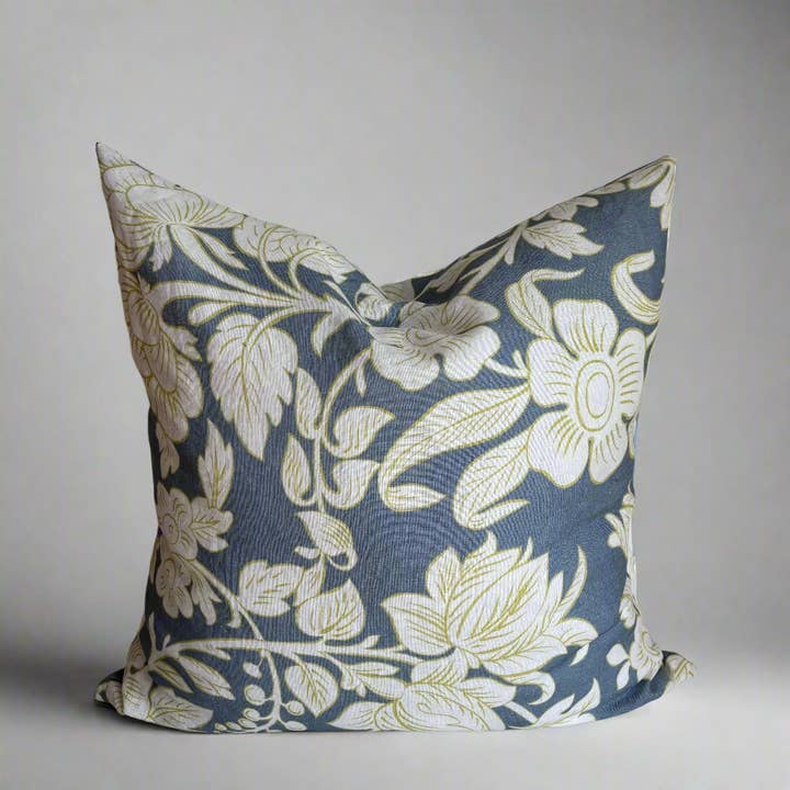 Coussin en lin Elodie Blooms pour la vente par Bobbie Broon Home