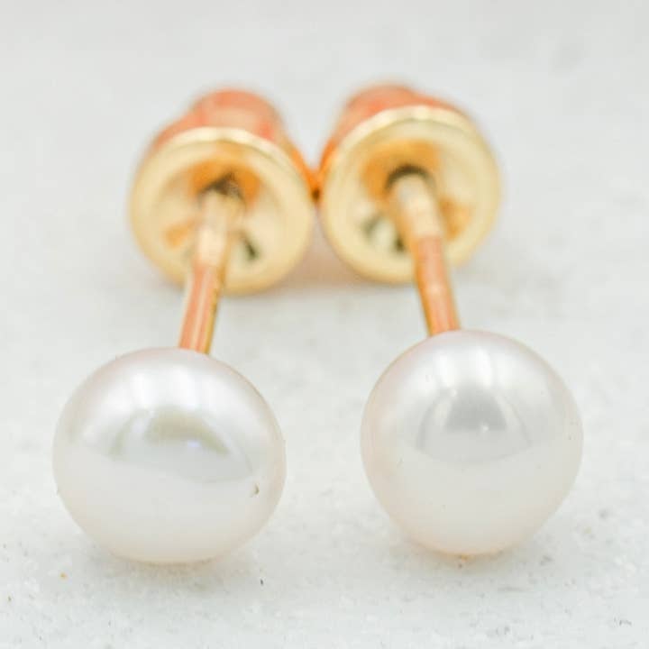 Orecchini di perle bianche placcati oro 14k con chiusura a vite per la vendita all'ingrosso da parte di Cherished Moments