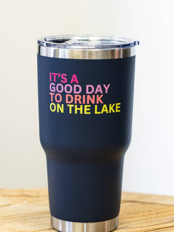 30oz Marinblå Drick Vid Sjön Tumbler för wholesale av Panache Apparel Co.