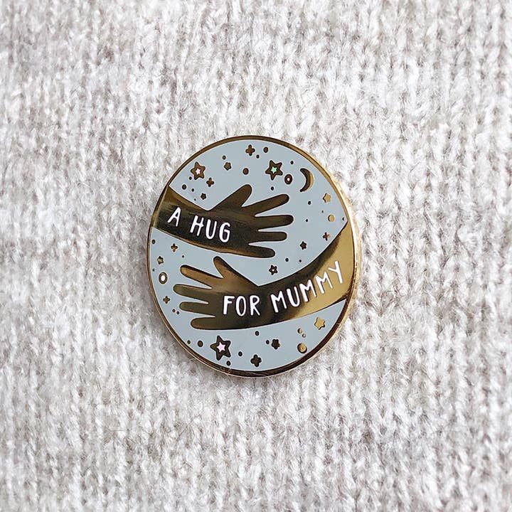 A Hug Far Mummy Email Écusson en émail gris pour la vente par Clara and Macy