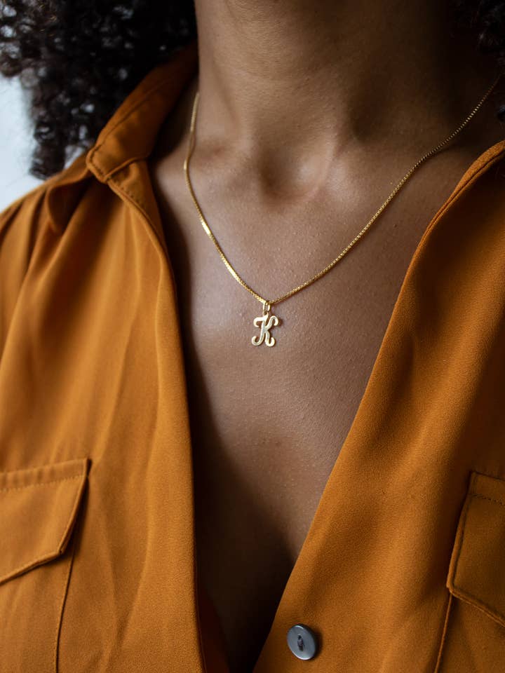 Script Initial Halsband - Personliga Smyck för wholesale av Christine Elizabeth Jewelry