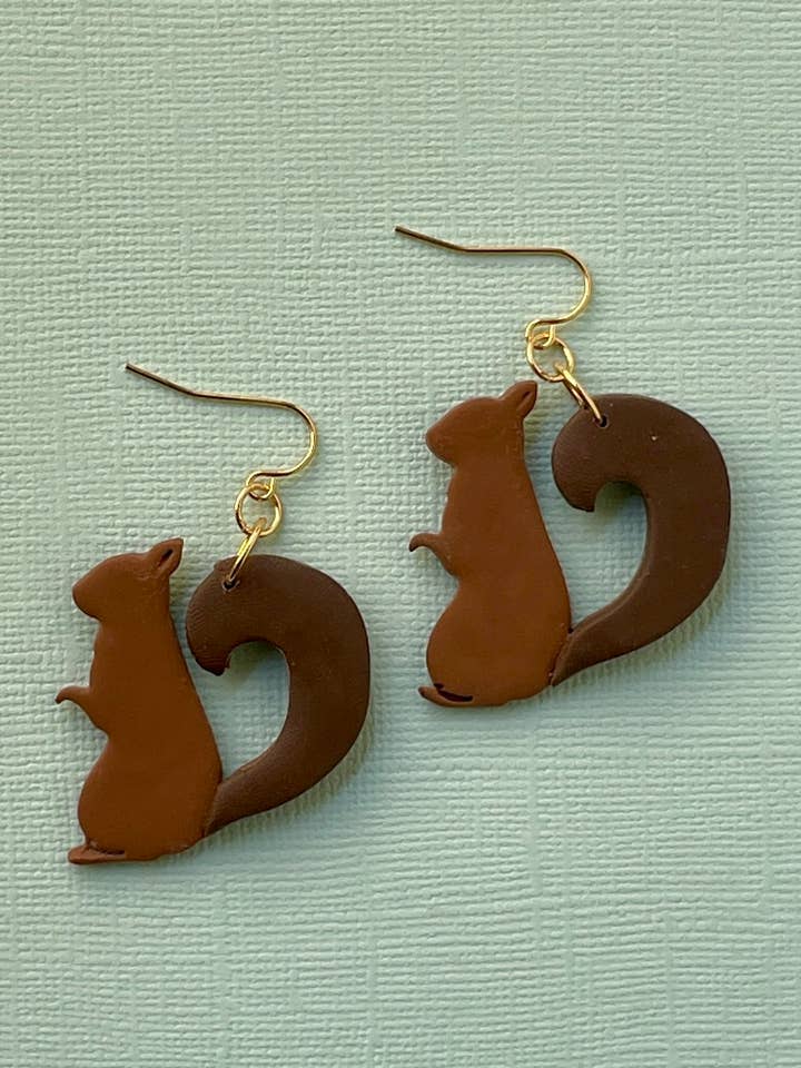 boucles d'oreilles tendance en argile polymère écureuil pour la vente par Sunblind Fine Art + Wearables