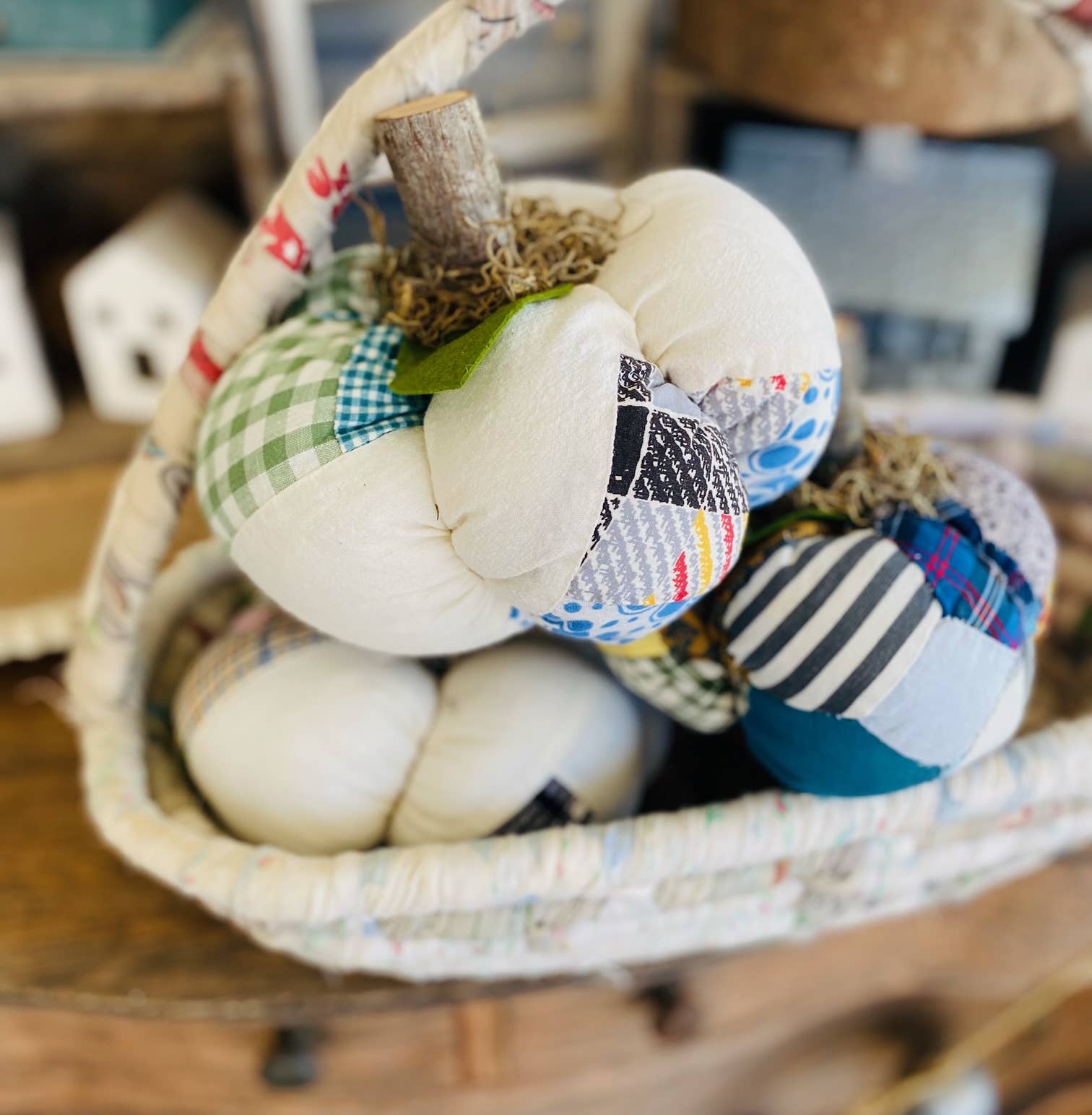 A Gnome on the Roam - Vente Décorations de table - Citrouilles en tissu faites à la main dessus de courtepointe vintage 7" décoration d'automne15