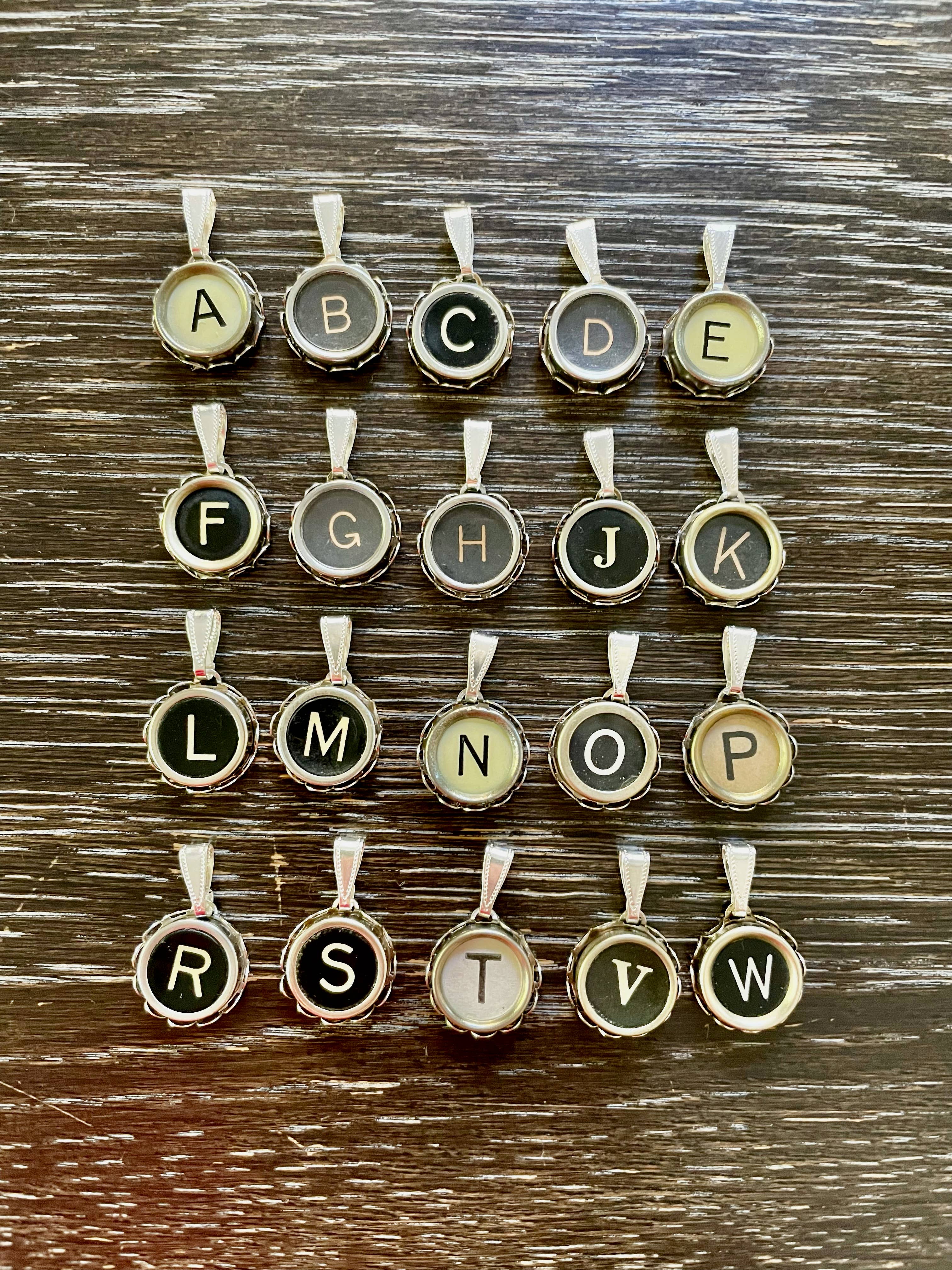 Joy Sparks Designs - Vente Breloques/médailles personnalisées - Pendentif clé machine à écrire3