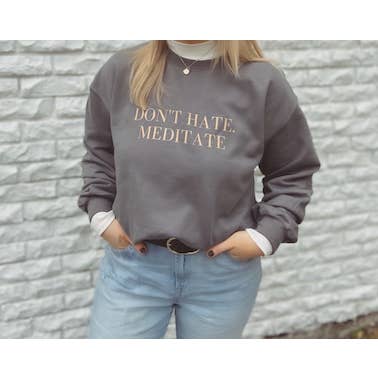 Chandail à col ras du cou Don't Hate Meditate pour la vente par Saltwater Designs