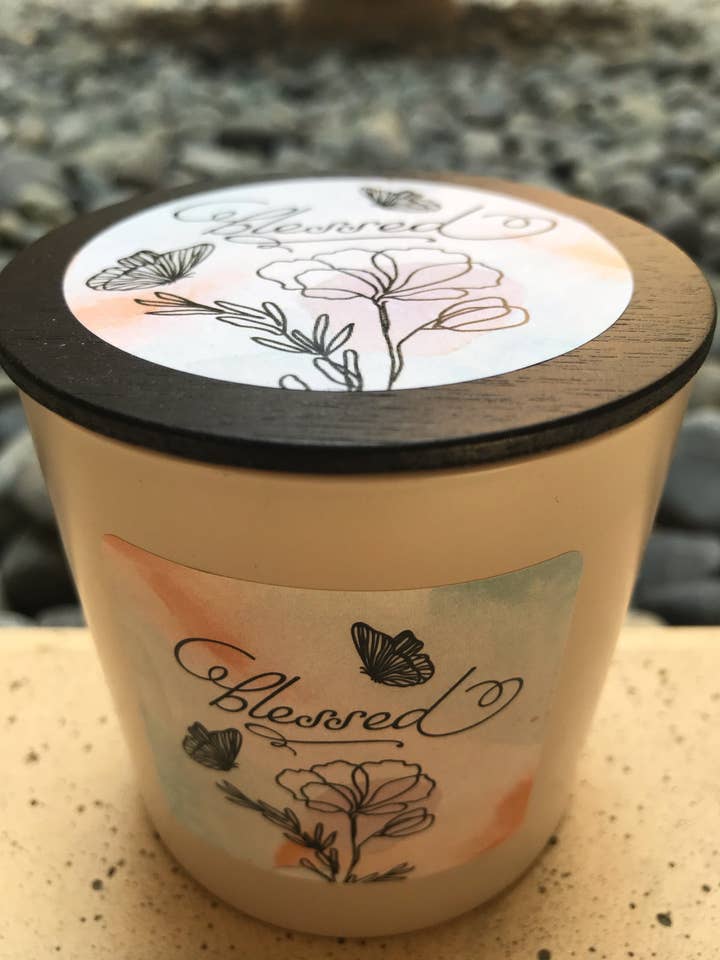 Bougie Blessed Poppy & Butterflies dans un bocal en verre avec couvercle en bois pour la vente par Treasures of the Heart