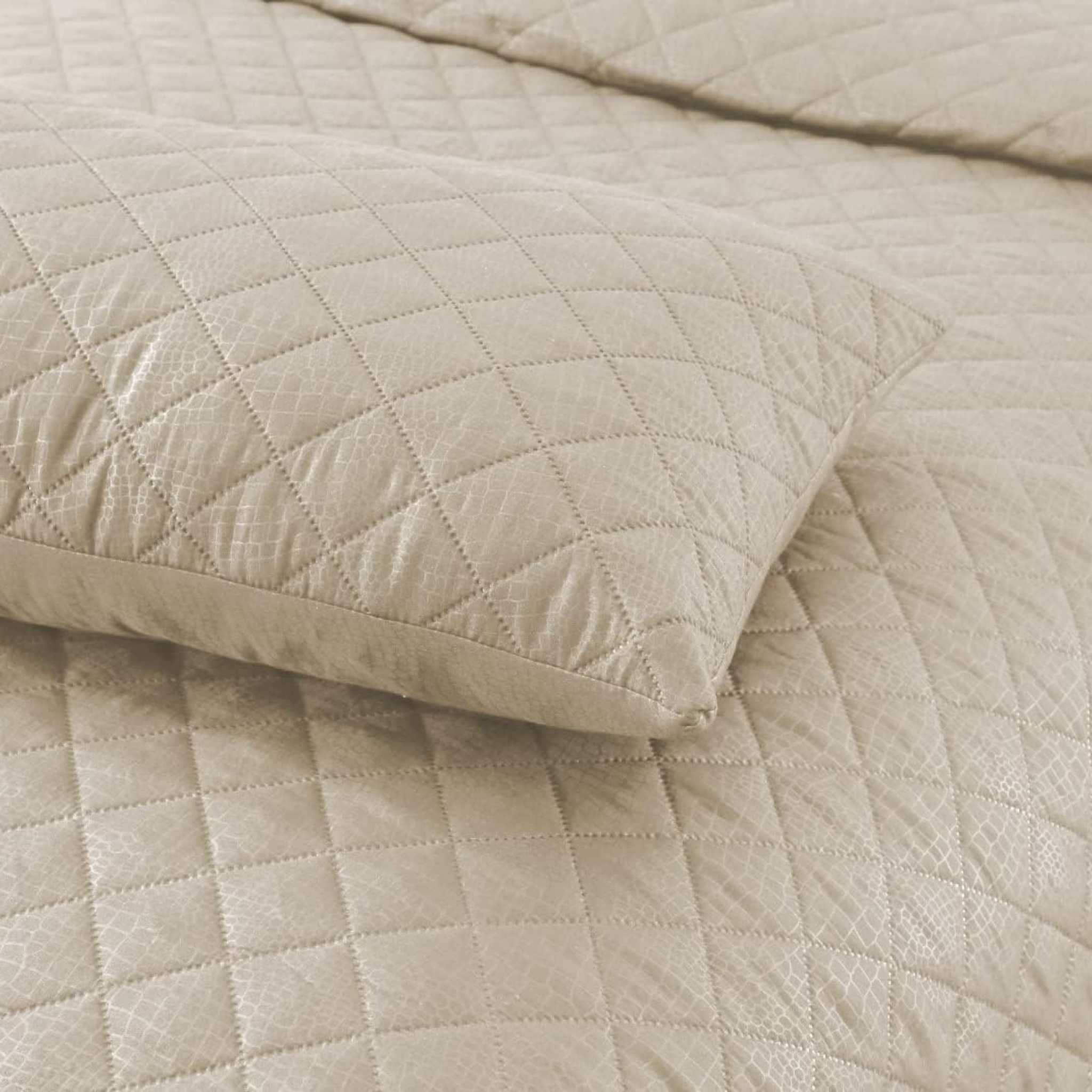 Beach Stone – wholesale Bedding set – Quilted Diamond floral pattern 3pcs comforter Set Quilted Luxury Bed Throws1