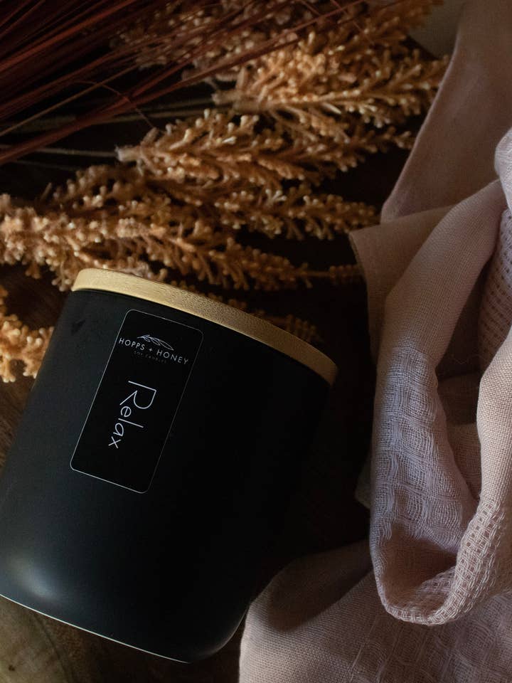 Bougie à la cire de soja Relax-Modern pour la vente par Hopps and Honey
