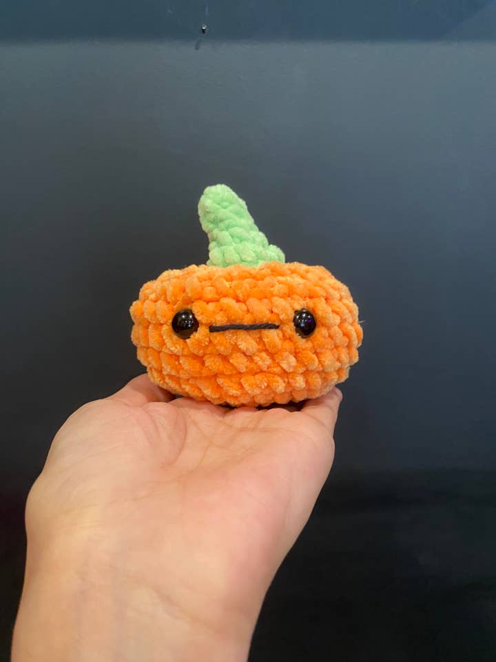 Gehäkeltes Kürbis-Plüschtier für den Großhandel von Fate and Fiber