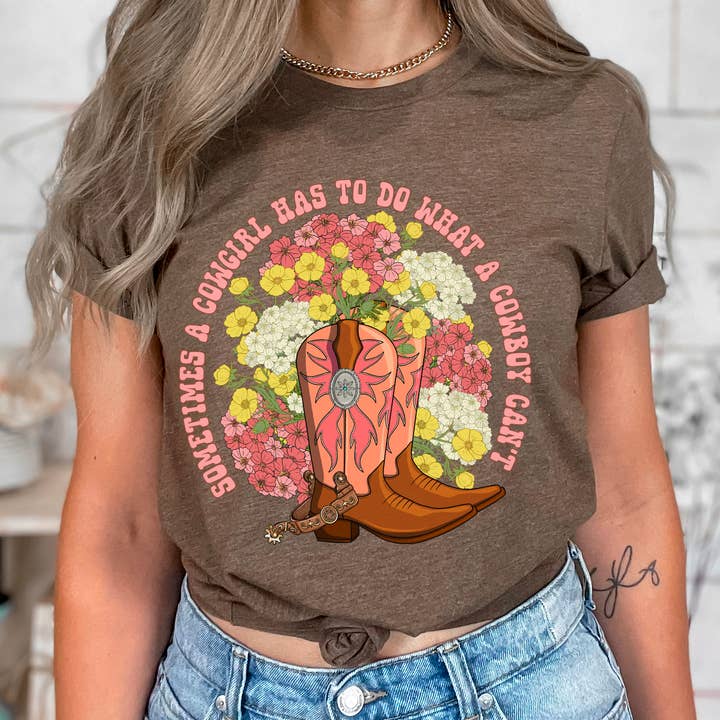 Parfois, une cowgirl doit faire ce qu'un cowboy ne peut pas faire Imprimer au format DTF pour la vente par Simple Tymes