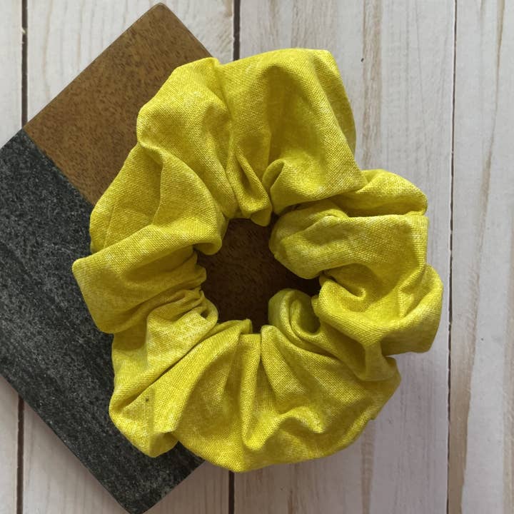Handgemaakte scrunchie van geel katoen voor wholesale door QuietJoy