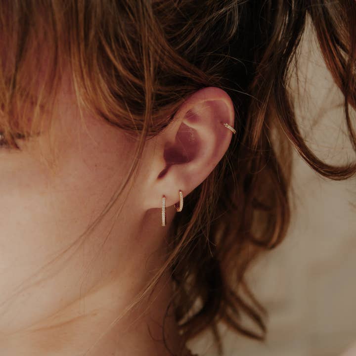 Clásico CZ Huggies para venta al por mayor de Ofina Jewelry