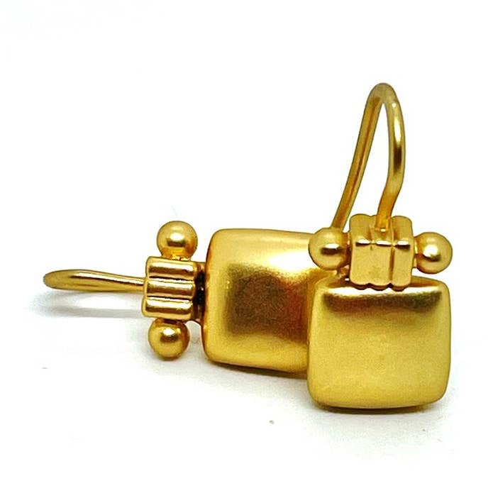 Boucles d'oreilles carrées en or mat avec dessus en forme de colonne pour la vente par Deborah Grivas Designs