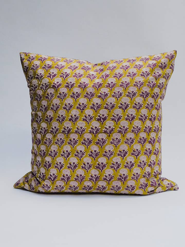 Sony - Taie d'oreiller en lin imprimée à la main (Prune) pour la vente par Soil to Studio