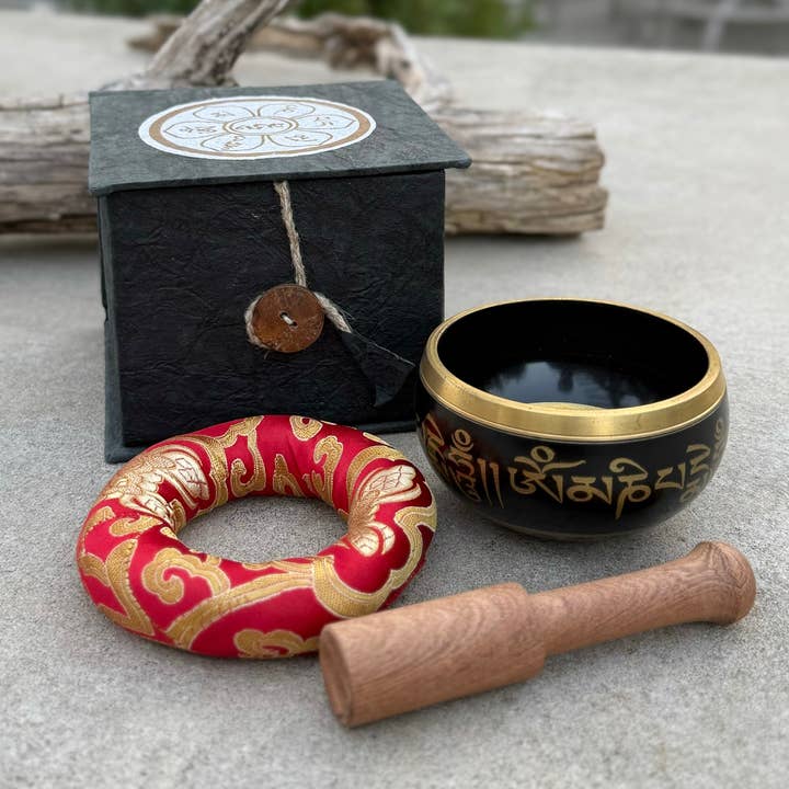 Lungta Imports - Vendita all'ingrosso Attrezzatura per meditazione - Set regalo completo di campane tibetane con ciotola incisa OM Mani Padme Hum.