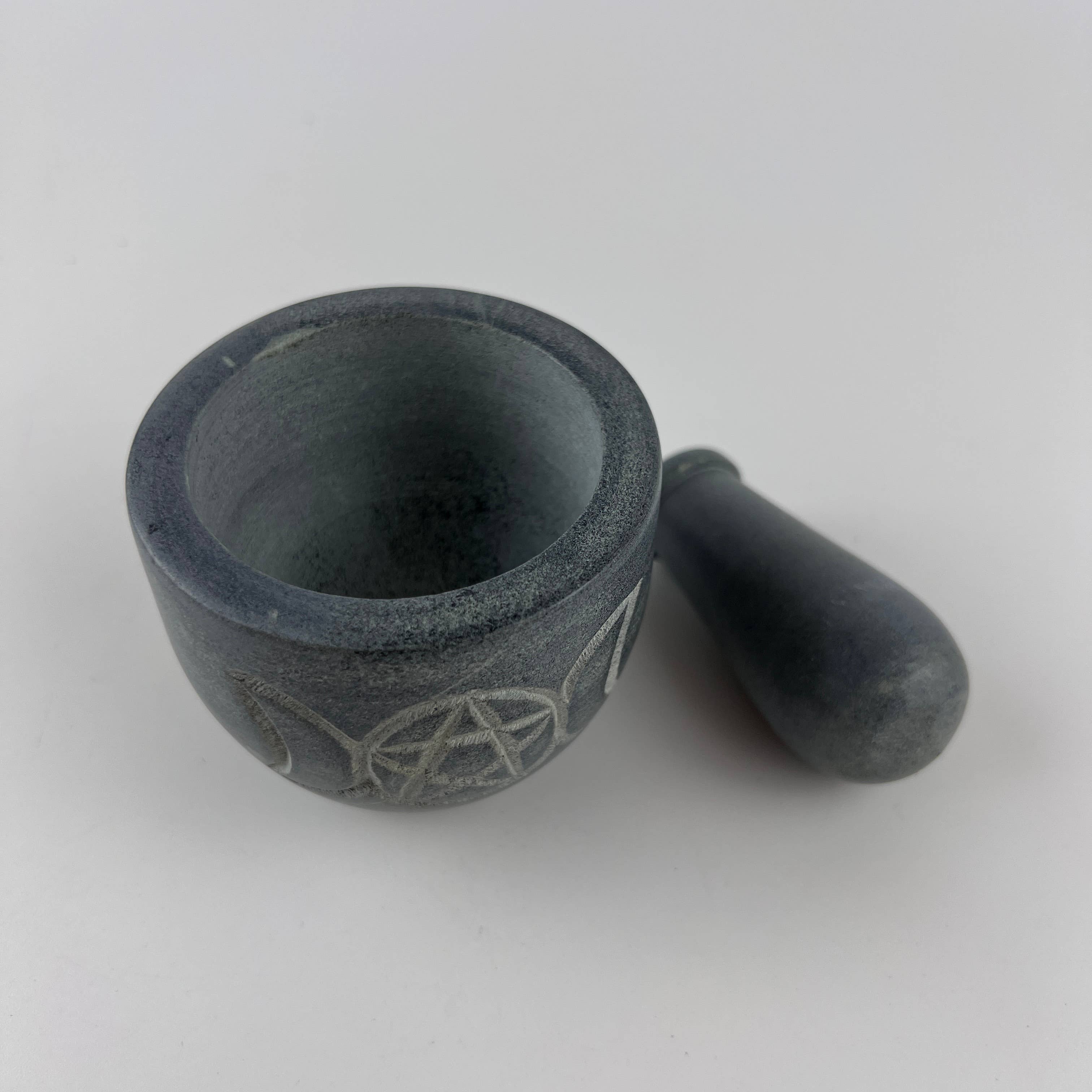 GREENROOTS USA LLC - Vente Mortiers et pilons - Mortier et pilon en stéatite sculptés Triple Moon Pentagram 2,75 pouces4