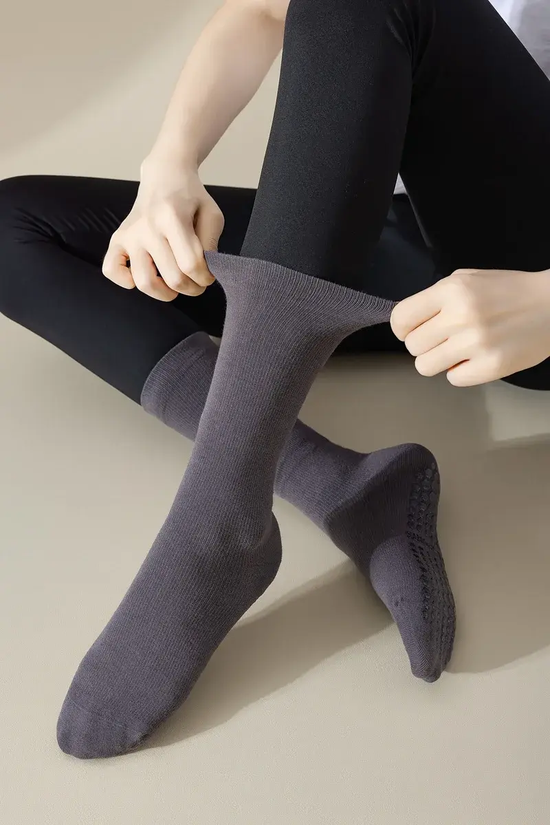 Mescola 9 colori Calze antiscivolo per yoga e pilates in vendita all'ingrosso su Faire11