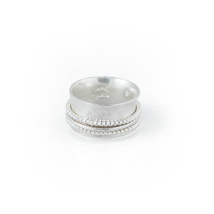 Sølvring med drejende sølvbånd – håndlavet for engroshandel hos Frankly Lovely Jewellery