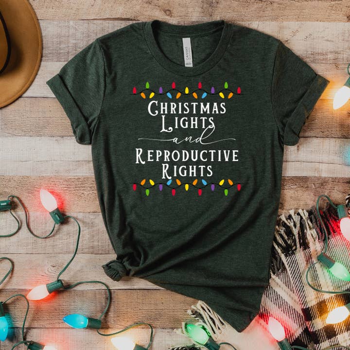 Camiseta de Luces Navideñas y Derechos Reproductivos para venta al por mayor de RainBee Designs, LLC