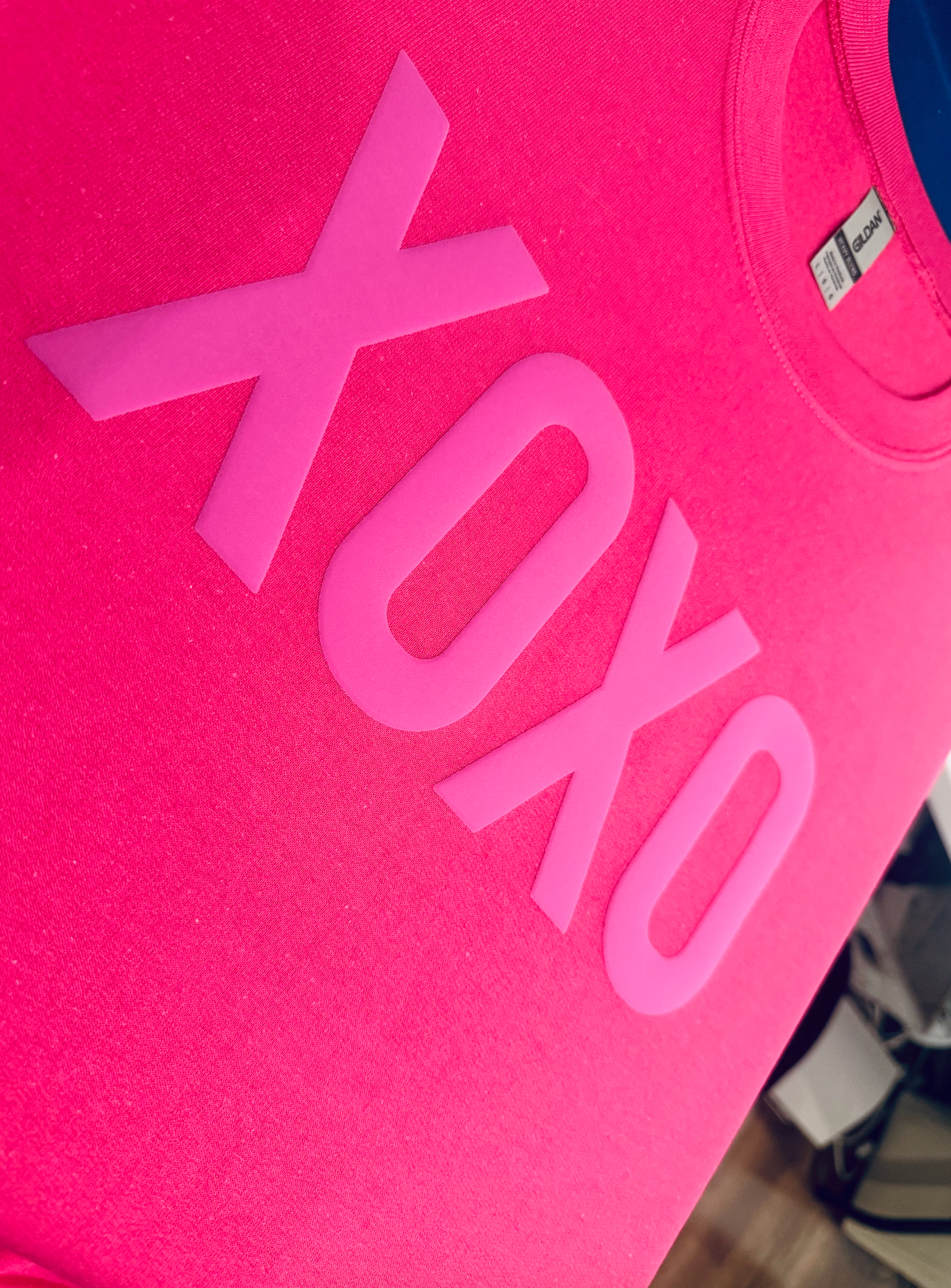 MELODY FAYE – Camisola gráfica - Mulher por atacado – Camisola XOXO Pink em relevo Puff Dia dos Namorados1