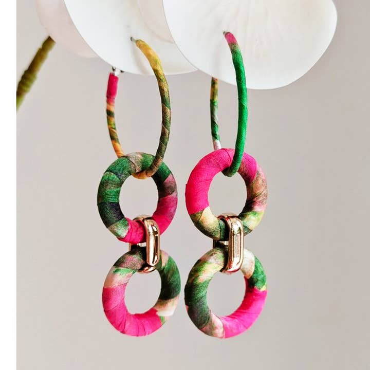 Rosafarbene Boho-Kettenohrringe aus Stoff | Geometrisch| Übergroßer Anhänger für den Großhandel von Aprilis Creations