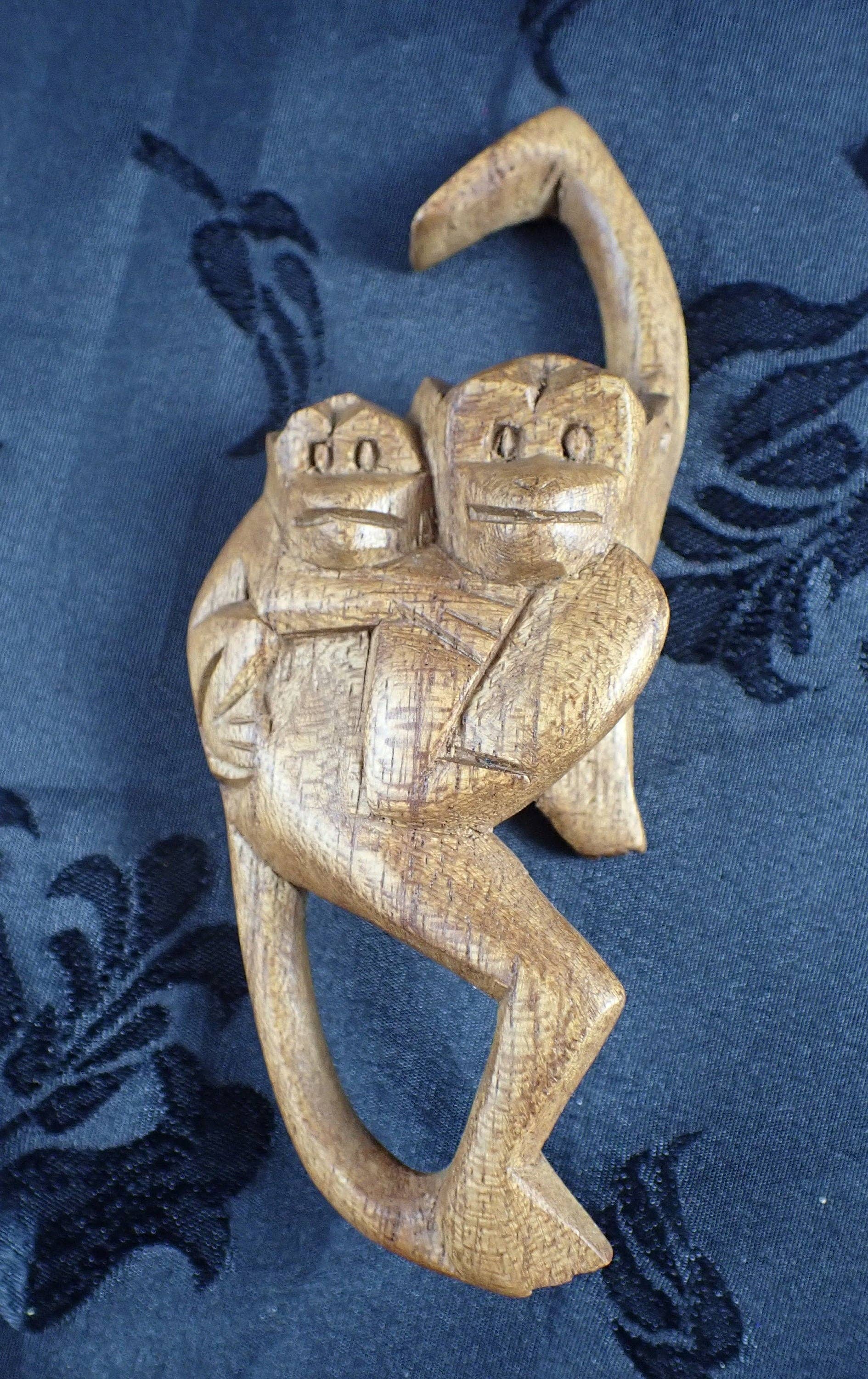 Ubud Glass - Vendita all'ingrosso Scultura - Famiglia di scimmie intagliate a mano in legno, Barile pieno di scimmie4