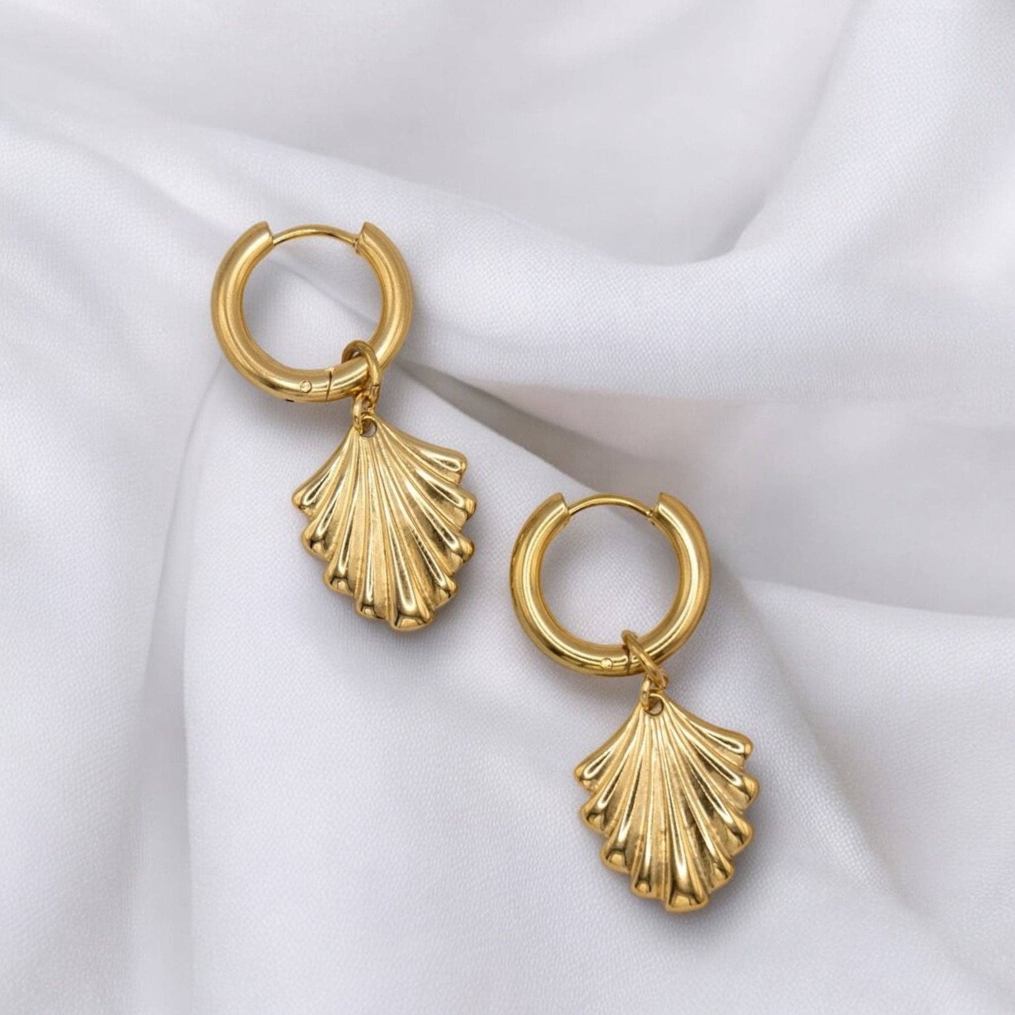 DUESTELLE ITALIA – brincos huggies por atacado – Brincos argola com pingente de concha banhados a ouro 18k2