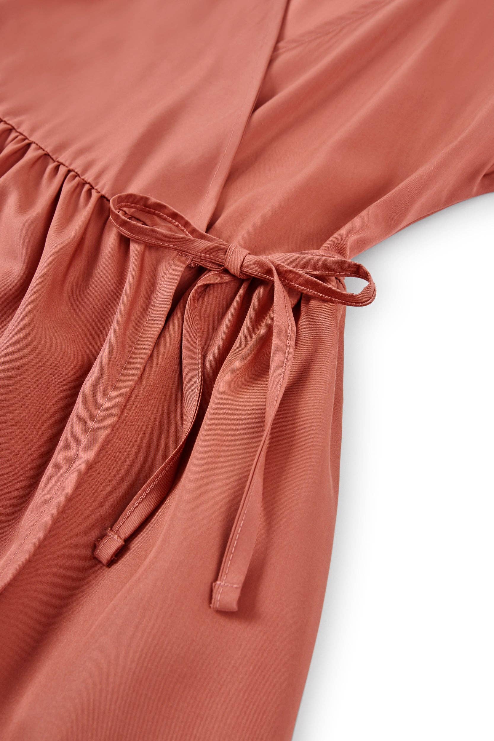 Rosa Hira Midikleid mit V-Ausschnitt und Wickeldesign aus rosa Tencel für den Großhandel auf Faire5