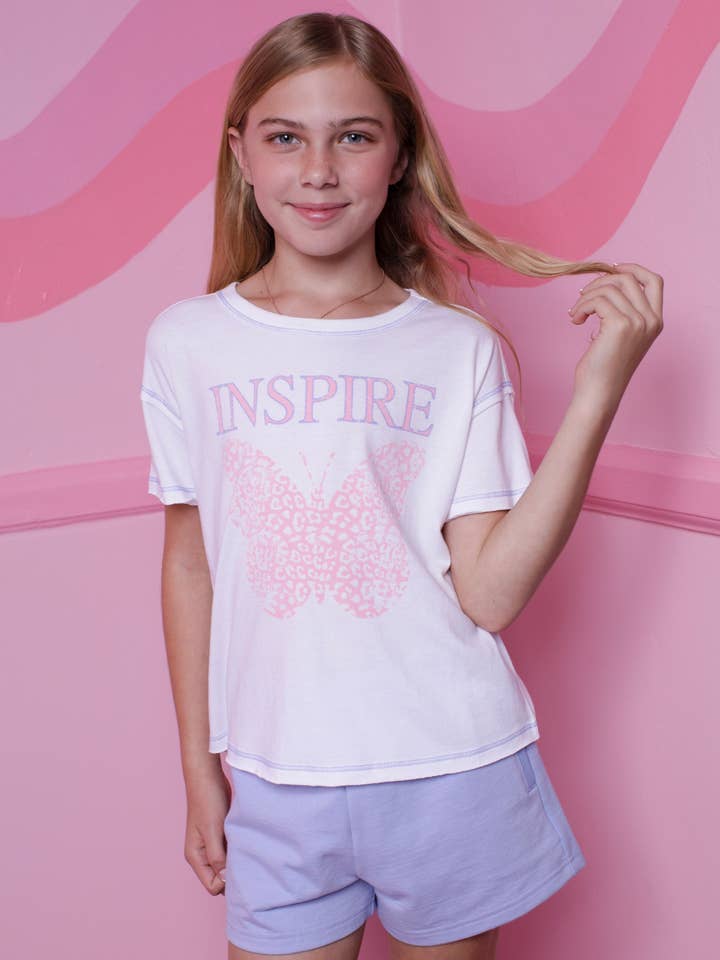 Inspirere leopard print sommerfugl tween grafisk tee for engroshandel hos Paper Flower