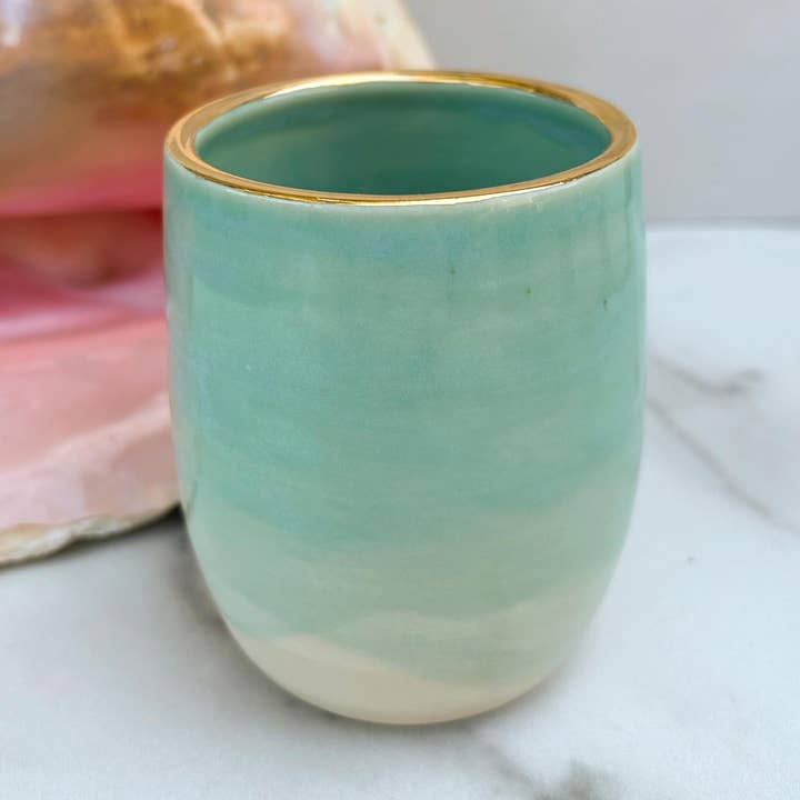 Jarrón de Cerámica Hecho a Mano con Olas del Océano y Borde de Oro de 22k para venta al por mayor de Modern Mud Ceramics
