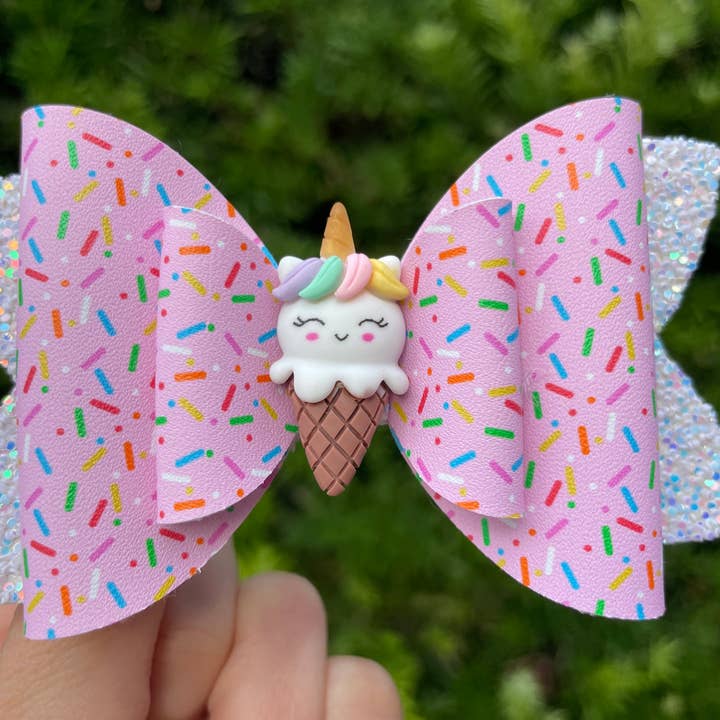🦄🍦 Nœud à cheveux en forme de glace licorne – Cuir végan, 4 pouces pour la vente par little lemons