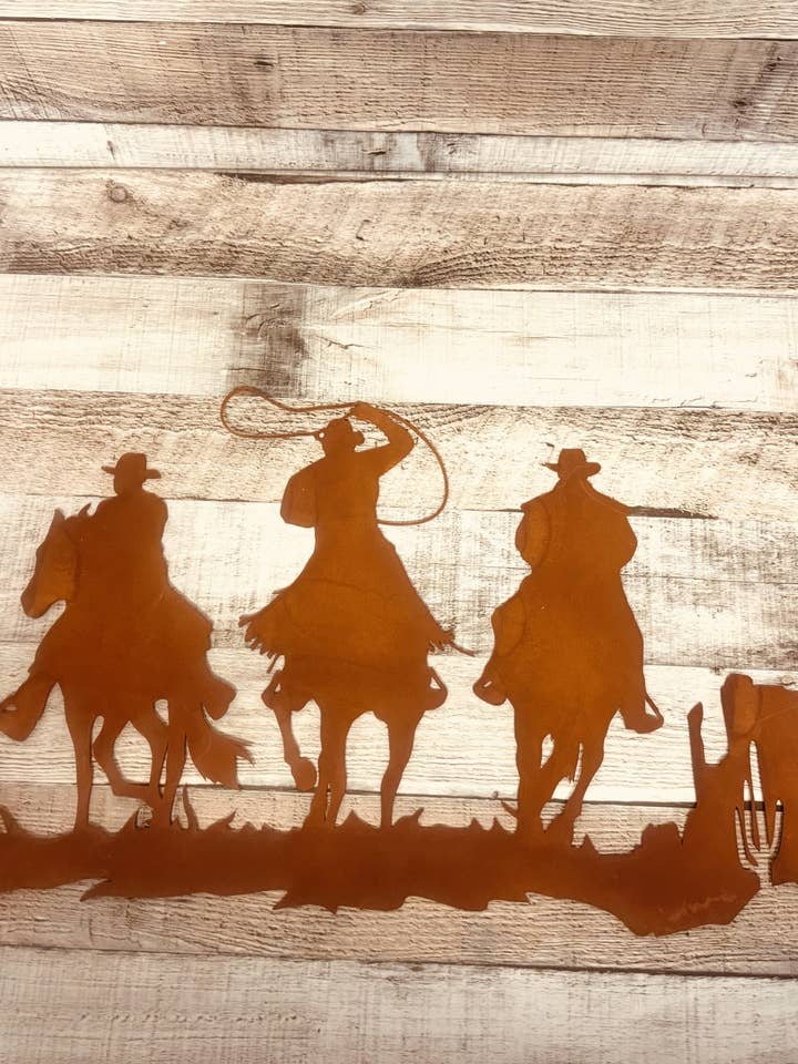 3 Cowboys Ropers Outlaws Rustikt Metal 24 Tommer Western Skilt for engroshandel hos Universal Ironworks USA