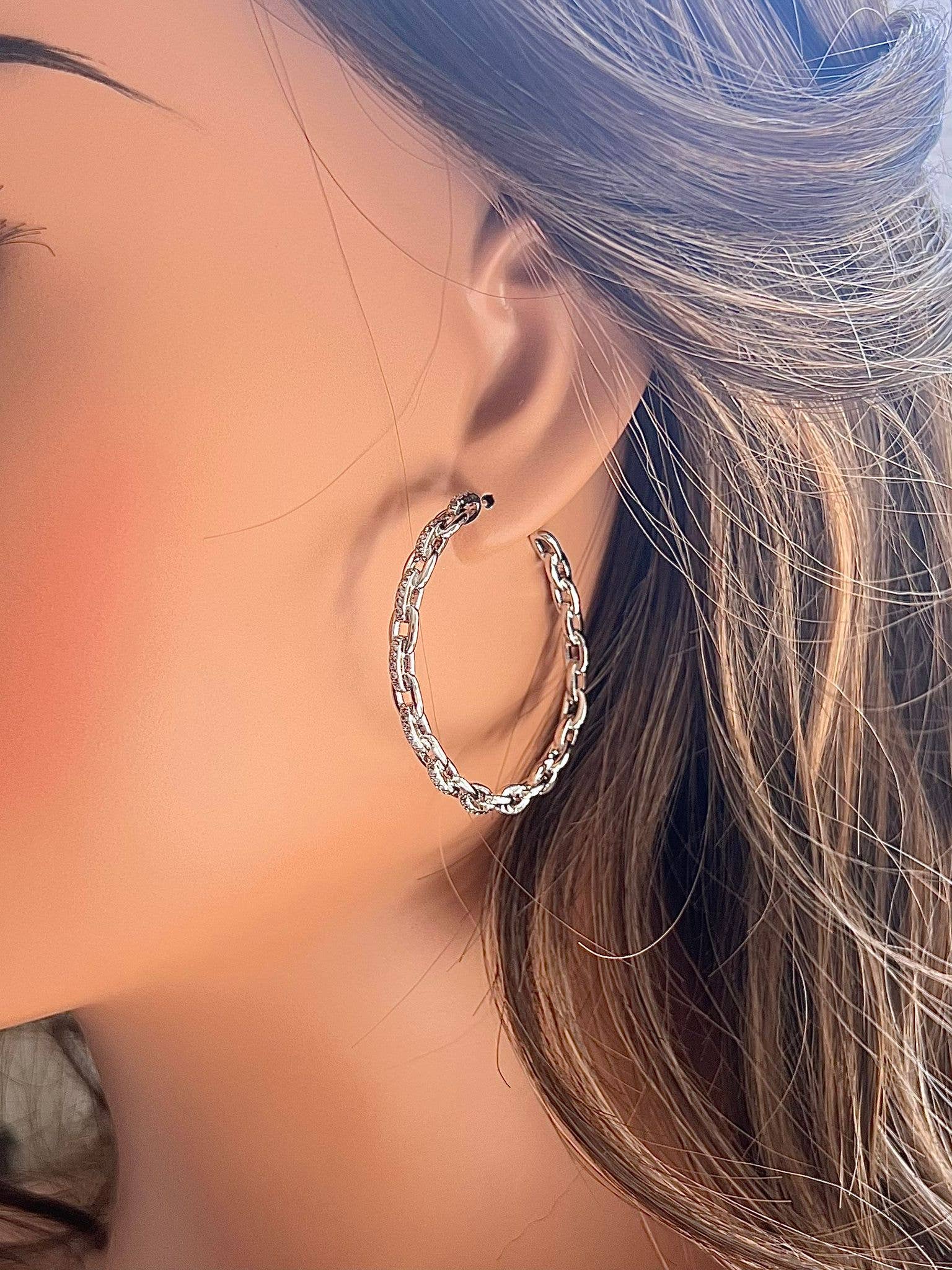 AF Design - Wholesale Oorringen - Hoepeloorbellen van 40 mm met zirkonia accent en paperclip5