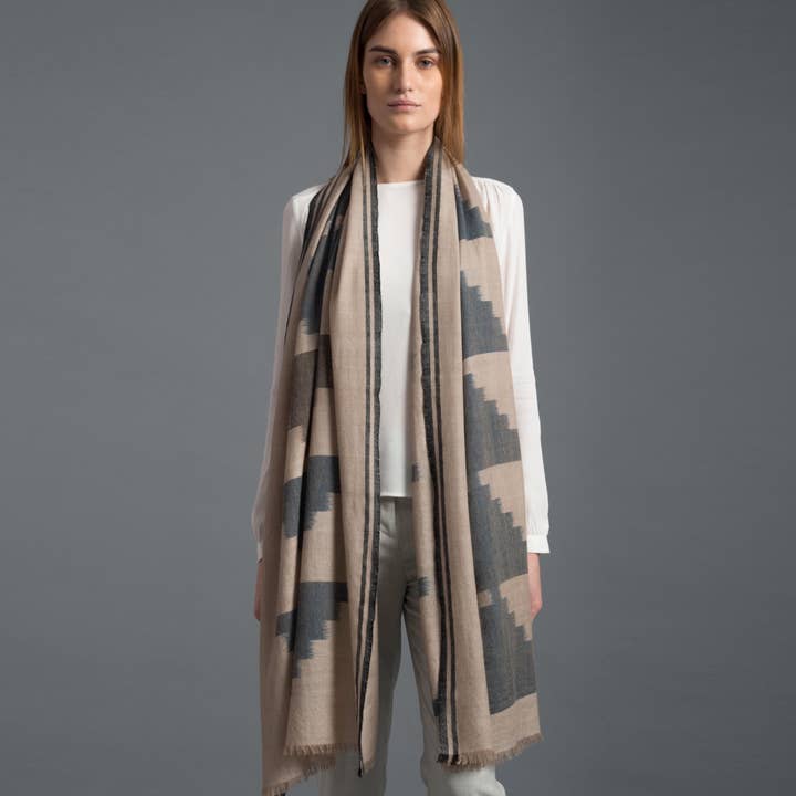 Écharpe Écho du Désert en Mélange de Cachemire Tissée à la Main pour la vente par SADHU HANDMADE NATURALS