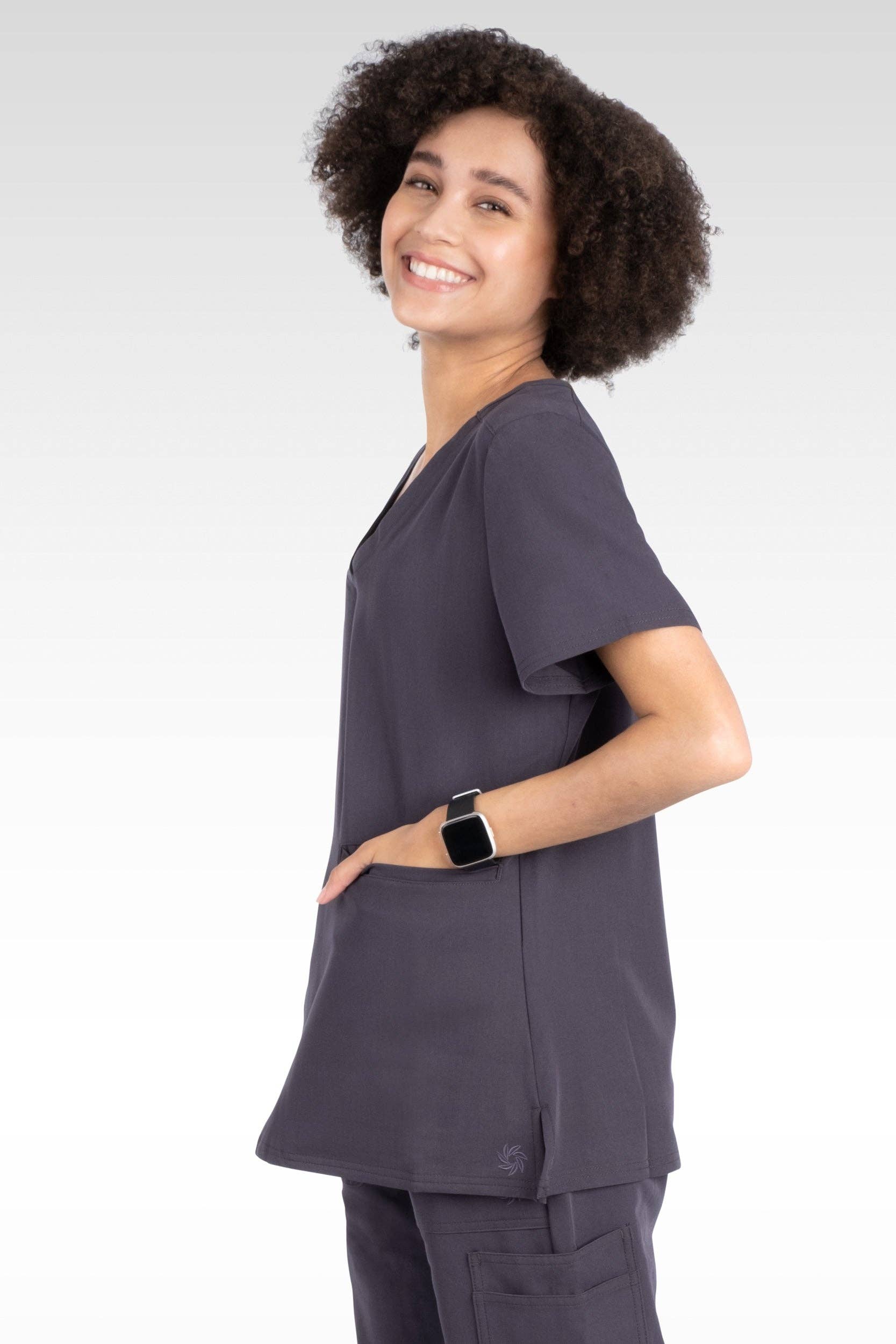 Aura Naturale - Wholesale Uniform voor gezondheidszorg - Dames - Kara Dames Ronde Hals Scrubstop met 4 Zakken (94002)25