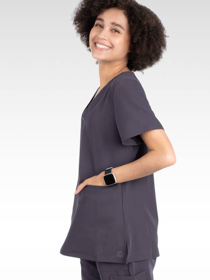 Aura Naturale - Wholesale Uniform voor gezondheidszorg - Dames - Kara Dames Ronde Hals Scrubstop met 4 Zakken (94002)25