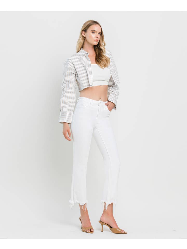 BRANCO ÓPTICO JEANS DE ALTURA IRREGULARES COM BAINHA CRUA CROP FLARE T6348WH para venda a revendedores na Faire6