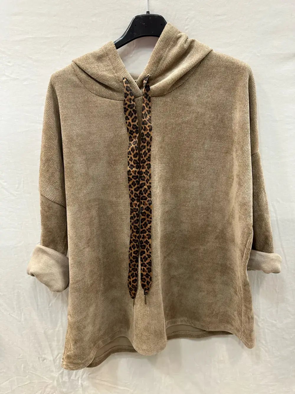 Mimi & Gogo – Großhandel Sweatshirt – Damen – Velourpullover mit Leoparden-Kordelzug9