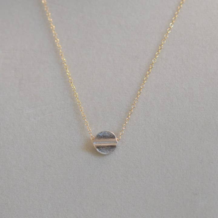 Blandet metal sølvmønt vedhæng, rillet cirkel med GF kæde for engroshandel hos Sela+Sage