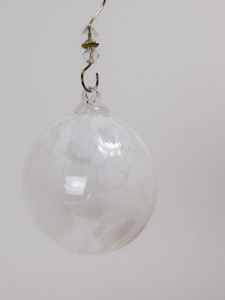 Snowball – handgeblasene Glasornamentkugel für den Großhandel von Small Mountain Studios