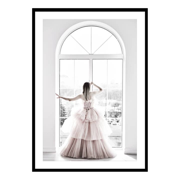 Mädchen am Fenster für den Großhandel von Ellisimo