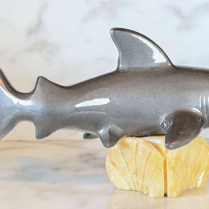 Marmeren haai geschilderd op basis 8" voor wholesale door SS handcrafted Art
