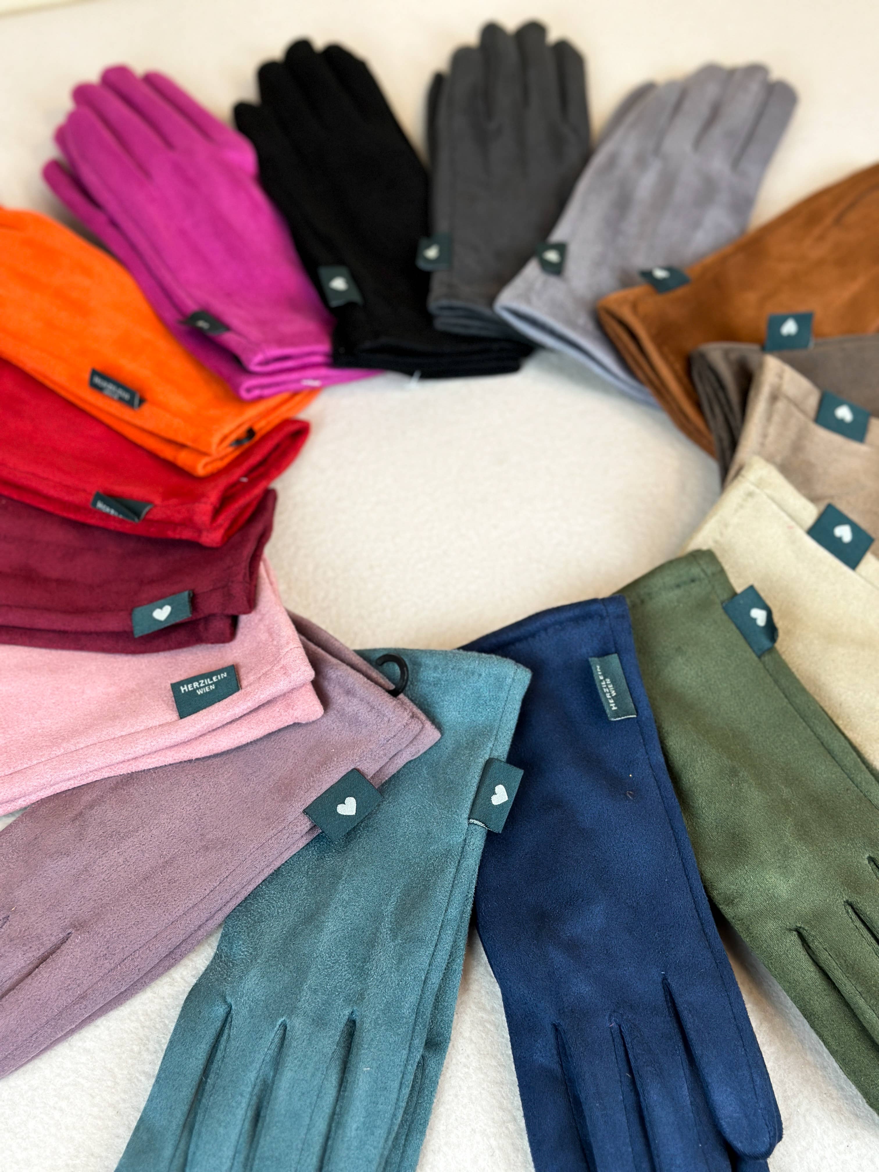 Herzilein-Wien GmbH - Wholesale Gloves - Women's - Handschuhe Velours7