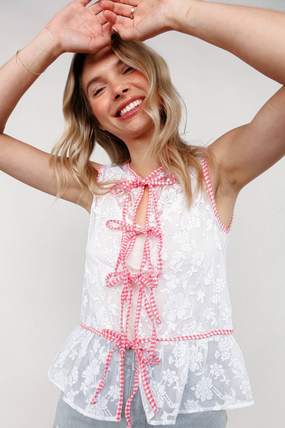 BLANC/ROUGE GILET À MOTIF FLORAL EN DÉVORÉ AVEC RUBAN À CARREAUX GINGHAM en vente sur Faire