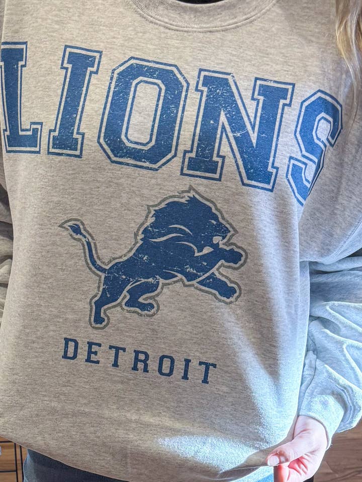 Sudadera de cuello redondo con leones en apuros para venta al por mayor de The Simply Cherry Collection