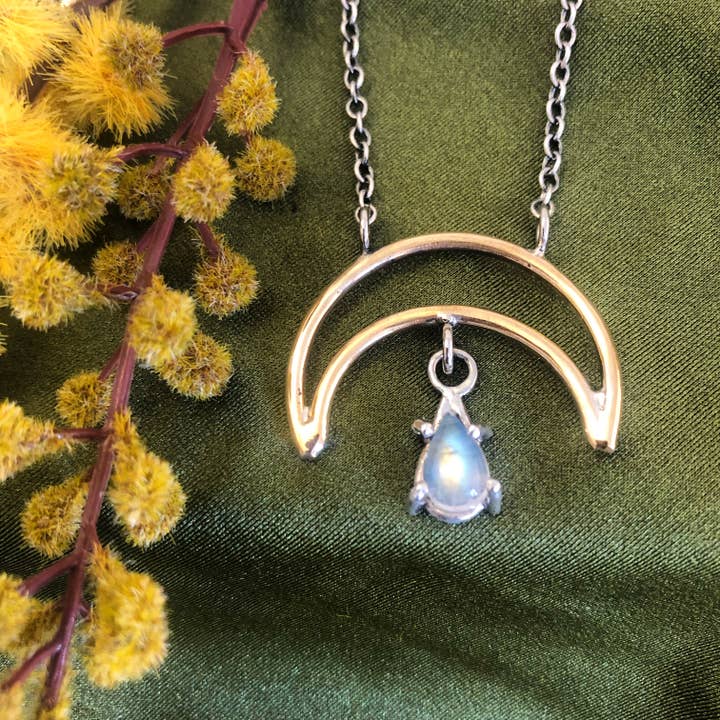 Pendentif Artemis Laiton pour la vente par Ana Aguilar Jewelry