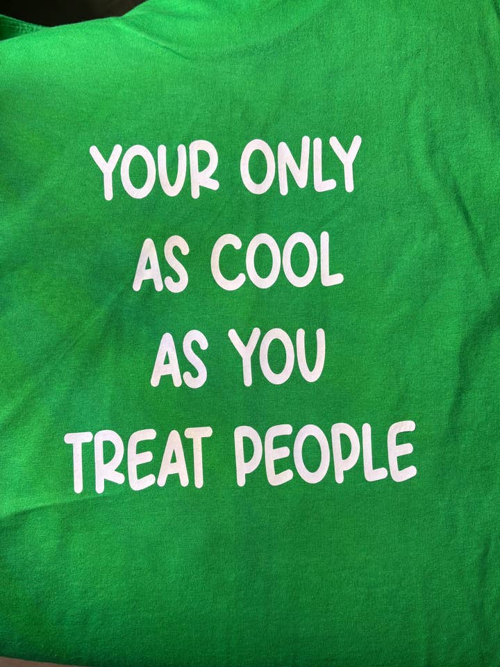 Sei freundlich, behandle Menschen. für den Großhandel von Smiles & Styles Boutique