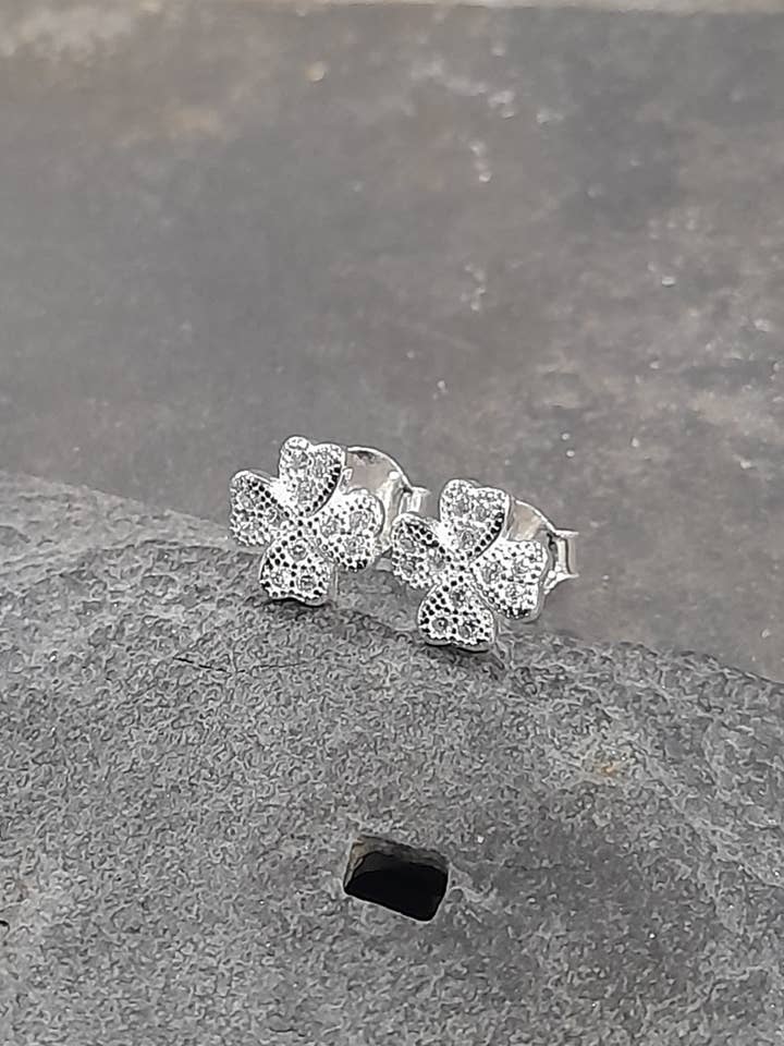 SS711B - 3 CUORE CZ STUD 8MM per la vendita all'ingrosso da parte di Bluelily925silver
