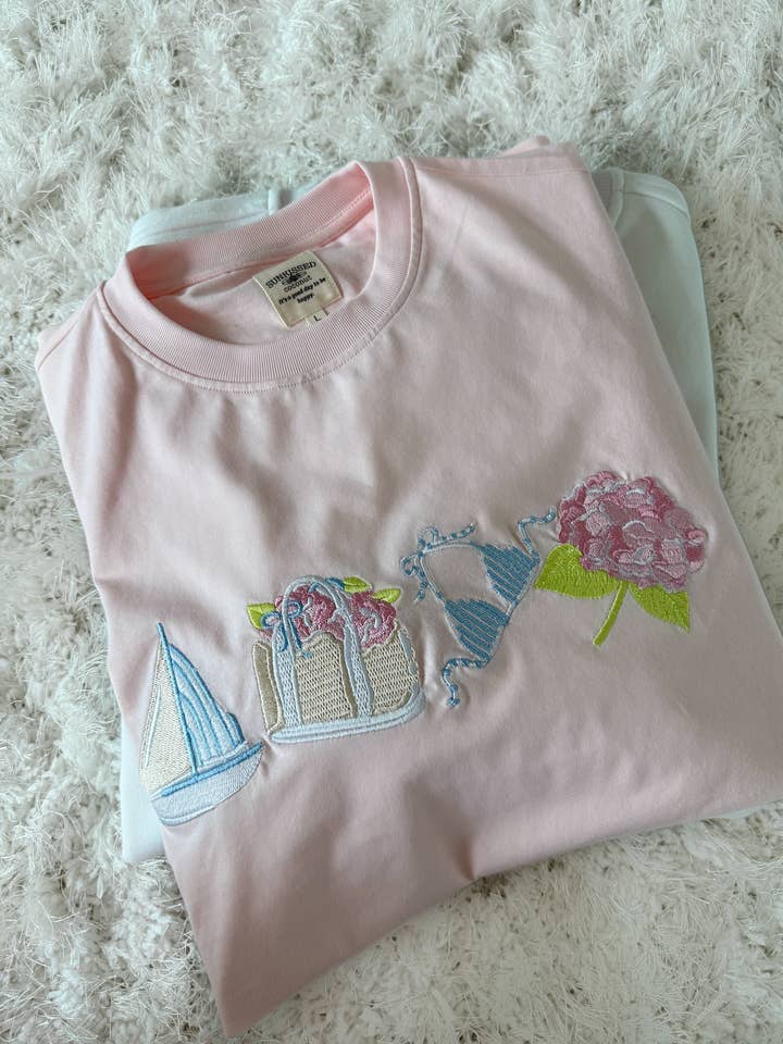 T-shirt brodé jardin Old Harbor rose pâle de poids moyen pour la vente par Sunkissed Coconut